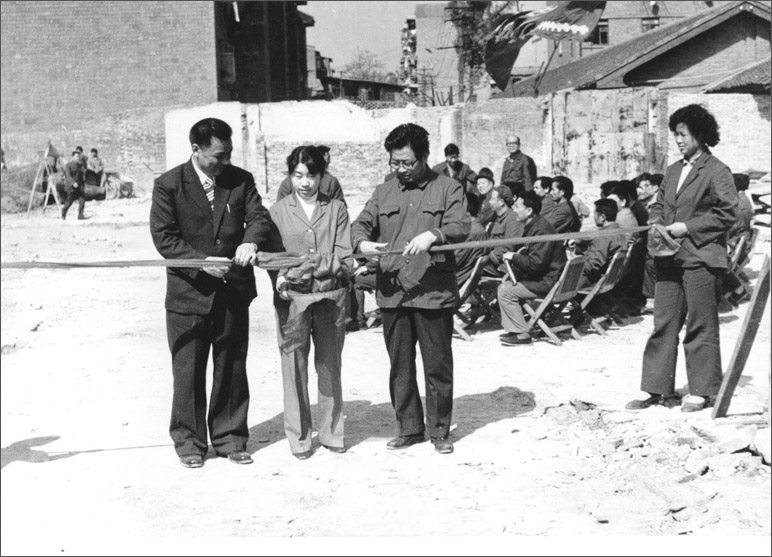 1986年，長虹彩電工程奠基，這樣的剪彩儀式，剪出了中國最大的彩電生產基地之一