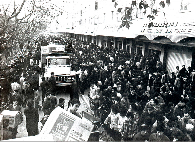 1989年，在彩電計劃調控的年代，長虹彩電的降價引發搶購潮