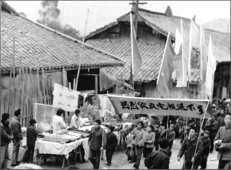 這可能是中國第一場&ldquo;家電下鄉&rdquo;，當時長虹在春季把彩電免費送下鄉，秋天豐收後農民有錢了再去收錢