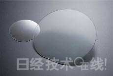 GaN晶圓。左為2英寸產品，右為4英寸產品