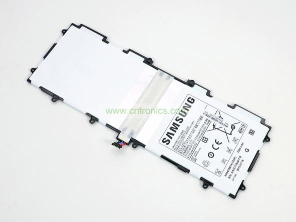 取出電池前要把周圍的帶狀電纜先拔出來，這個比較容易。Galaxy Note 10.1的電池容量為7000mAh,3.7V，預計續航時間8小時左右，重約136克，占據了整體重量的23%。不過為了減少機身厚度，電池做得很薄。