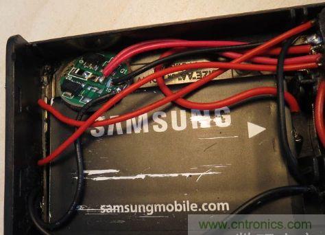 電池盒，安裝上鋰電池，用於外部強光LED供電