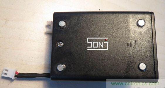 電池盒背麵粘上4顆強磁