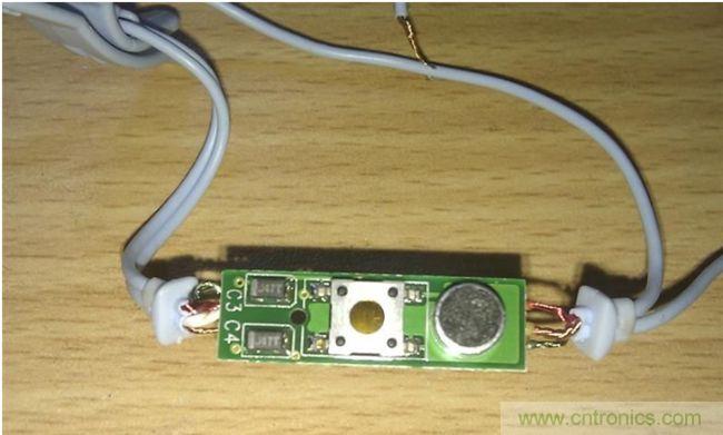 正麵，好像是極性電容，一個按鍵，一個麥克：