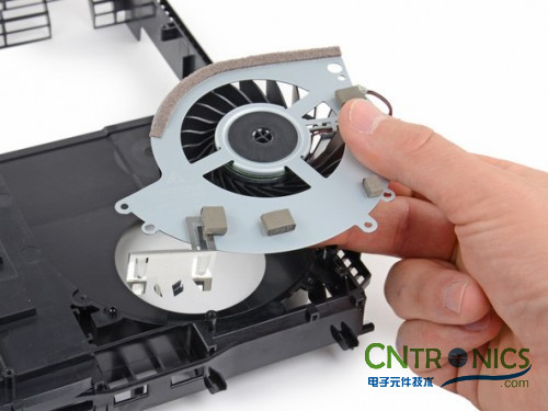 遊戲機內部的秘密：逆天級拆解索尼 PALY STATION 4!