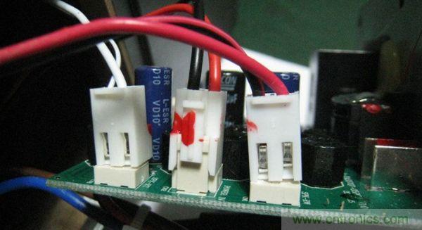 左邊是連接高音，中間是電源，右邊是低音連接