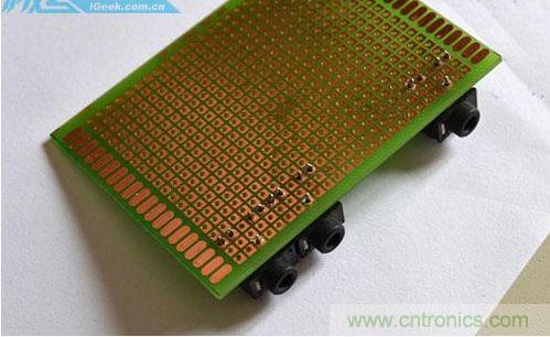 DIY：自製超炫音頻分配器，實現音箱共用