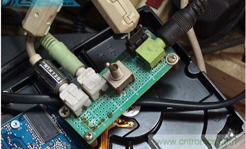 DIY：自製超炫音頻分配器，實現音箱共用