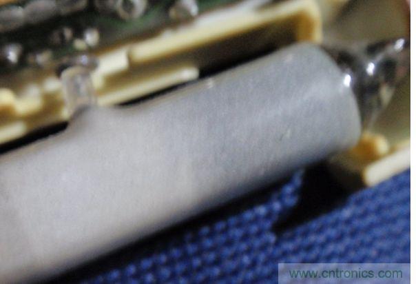 燈管，一頭黑了無法修複了