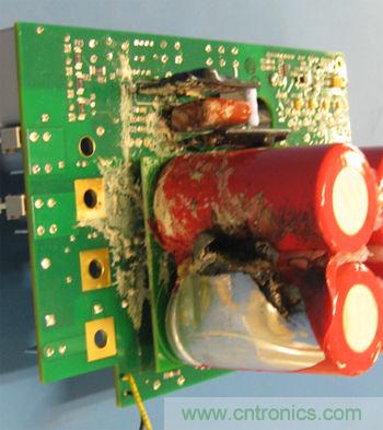 由於元件選擇不當致使電路中流過相當大的電流或電壓將有可能發生像這個燒過的電容這樣的損壞。