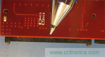 連接器邊緣稍突出於電路板的邊緣