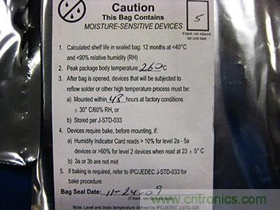 元器件的MSL標簽，上麵寫有敏感度等級5以及密封日期和烘烤指南