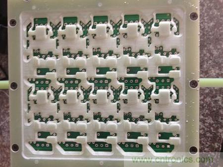 治具放入已貼片PCB的底麵