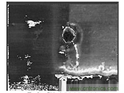 受ESD影響，氧化物衝進一個小孔