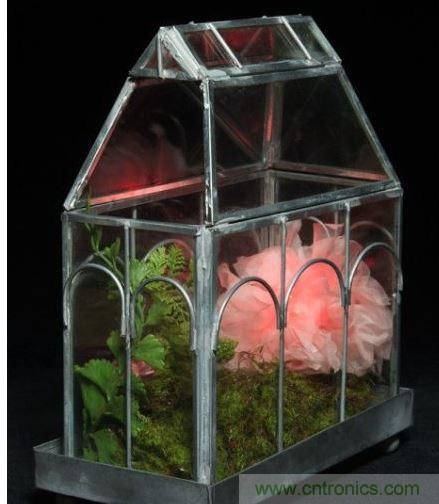 當傳感器讀到的數值低於閾值，則LED會閃爍紅光