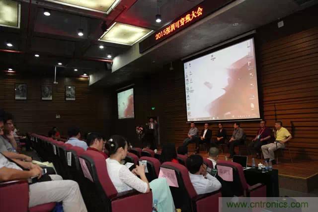 圖8：劉(liu)傑(jie)博(bo)士(shi)主(zhu)持(chi)高(gao)端(duan)對(dui)話(hua)，嘉(jia)賓(bin)包(bao)括(kuo)可(ke)穿(chuan)戴(dai)領(ling)域(yu)開(kai)拓(tuo)者(zhe)陳(chen)東(dong)義(yi)教(jiao)授(shou)，中(zhong)科(ke)院(yuan)深(shen)圳(zhen)先(xian)進(jin)院(yuan)產(chan)業(ye)處(chu)處(chu)長(chang)，機(ji)器(qi)人(ren)協(xie)會(hui)秘(mi)書(shu)長(chang)畢(bi)亞(ya)雷(lei)，可(ke)穿(chuan)戴(dai)聯(lian)盟(meng)副(fu)秘(mi)書(shu)長(chang)薑(jiang)文(wen)軍(jun)，太(tai)火(huo)鳥(niao)深(shen)圳(zhen)總(zong)經(jing)理(li)張(zhang)翀(chong)，機(ji)智(zhi)雲(yun)CTO劉琰等。