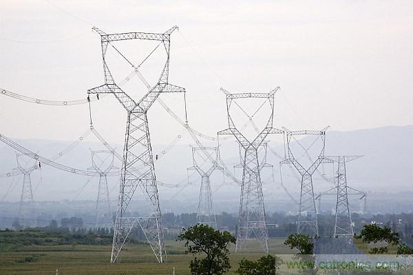 很多人在談到三相電時認為是單相的、多了一個接地孔的三孔插座，就是因為對三相電和三孔插座的概念出現了偏差。本文針對這個容易出現誤差的常識性錯誤進行糾正。