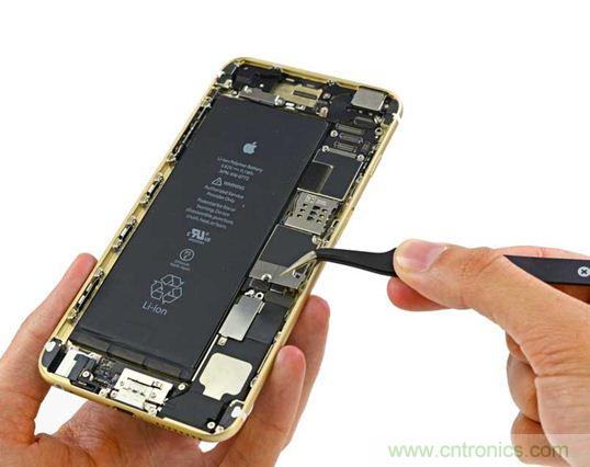 與iPhone 5S相比，電池尺寸更大，電池效率提高了16%。整部手機看起來就像一件藝術品，但看不到太多的內部構造。（來源：iFixit）