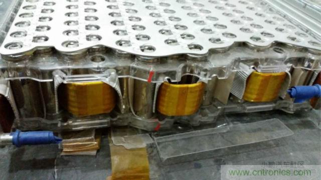 【導讀】對於電動汽車的核心&mdash;&mdash;電池，我們要求其安全、能量密度高、壽命長，充電時間短，同時又要性能卓越等等。那麼對比電動汽車電池來說怎麼樣才算是達標？又怎麼樣才算是性能優越呢?毫無疑問鋰離子電芯作為其最基本的單元，其優劣至關重要。  電池是電動汽車的&rdquo;心髒&ldquo;。從電動汽車發展以來，各種技術路線百花爭鳴，爭論不休。其中應用最廣的鋰離子電芯，就有三元、磷酸鐵鋰、錳酸鋰等多種技術路線並存的現象。同時鋰離子電芯還分為方形，軟包，圓柱三種結構形式。  而這越是紛繁蕪雜，就越能代表了我們還在不斷探索，代表了電動汽車的急切盼望：電動汽車需要一顆強大的&ldquo;心髒&rdquo;。  對於電池包的要求  對於電動汽車的核心&mdash;&mdash;電池，我們要求其安全、能量密度高、壽命長，充電時間短，同時又要性能卓越等等。而這一項一項的要求，看似苛刻，但卻又無一不是電動汽車實現產業化的硬性指標。  那麼對比電動汽車電池來說怎麼樣才算是達標？又怎麼樣才算是性能優越呢?毫無疑問鋰離子電芯作為其最基本的單元，其優劣至關重要。  但就拿我們最關注的安全性來說，是不是電芯安全了，電池包就安全了呢？  我們可以看到2002年，磷酸鐵鋰(LFP)首次被美國Valance公司產業化，隨即引起了中國市場的廣泛關注。從2004年(nian)開(kai)始(shi)，我(wo)國(guo)掀(xian)起(qi)了(le)一(yi)股(gu)投(tou)資(zi)磷(lin)酸(suan)鐵(tie)鋰(li)材(cai)料(liao)和(he)磷(lin)酸(suan)鐵(tie)鋰(li)動(dong)力(li)電(dian)池(chi)的(de)熱(re)潮(chao)，磷(lin)酸(suan)鐵(tie)鋰(li)其(qi)相(xiang)對(dui)穩(wen)定(ding)，安(an)全(quan)性(xing)較(jiao)高(gao)。隨(sui)後(hou)，它(ta)成(cheng)為(wei)我(wo)國(guo)正(zheng)極(ji)材(cai)料(liao)的(de)主(zhu)要(yao)路(lu)線(xian)，爭(zheng)議(yi)暫(zan)告(gao)段(duan)落(luo)。  但是，隨著特斯拉在動力電池使用了鎳鈷鋁酸鋰的正極材料，爭論再次出現。磷酸鐵鋰其較低的能量密度，已經使其處於劣勢。 1 據調研發現，進入2014年(nian)以(yi)來(lai)，國(guo)內(nei)鋰(li)電(dian)池(chi)正(zheng)極(ji)材(cai)料(liao)產(chan)業(ye)整(zheng)體(ti)出(chu)現(xian)了(le)向(xiang)三(san)元(yuan)材(cai)料(liao)轉(zhuan)移(yi)的(de)趨(qu)勢(shi)，下(xia)遊(you)的(de)電(dian)池(chi)廠(chang)基(ji)本(ben)都(dou)在(zai)開(kai)發(fa)三(san)元(yuan)材(cai)料(liao)的(de)電(dian)芯(xin)，也(ye)引(yin)導(dao)著(zhe)上(shang)遊(you)的(de)材(cai)料(liao)企(qi)業(ye)開(kai)始(shi)加(jia)大(da)對(dui)三(san)元(yuan)材(cai)料(liao)的(de)開(kai)發(fa)和(he)生(sheng)產(chan)力(li)度(du)。  而(er)一(yi)係(xi)列(lie)的(de)變(bian)化(hua)，也(ye)恰(qia)恰(qia)說(shuo)明(ming)鋰(li)電(dian)行(xing)業(ye)在(zai)慢(man)慢(man)的(de)摸(mo)索(suo)，慢(man)慢(man)走(zou)向(xiang)成(cheng)熟(shu)。就(jiu)比(bi)如(ru)說(shuo)一(yi)個(ge)電(dian)池(chi)包(bao)的(de)安(an)全(quan)，光(guang)靠(kao)電(dian)芯(xin)安(an)全(quan)是(shi)遠(yuan)遠(yuan)不(bu)夠(gou)的(de)，其(qi)必(bi)須(xu)上(shang)升(sheng)到(dao)一(yi)個(ge)係(xi)統(tong)的(de)層(ceng)級(ji)來(lai)。也(ye)就(jiu)是(shi)說(shuo)電(dian)池(chi)包(bao)的(de)安(an)全(quan)，靠(kao)的(de)是(shi)整(zheng)個(ge)電(dian)池(chi)係(xi)統(tong)，而(er)不(bu)僅(jin)僅(jin)是(shi)某(mou)個(ge)單(dan)一(yi)的(de)元(yuan)素(su)。  更何況一個安全、可靠、性能卓越的電池包，更是涉及到多領域知識的耦合，其更需要一個完善、可靠的係統來實現。就好比飛機被認為是最安全的交通工具，不單單是&ldquo;安全&rdquo;的發動機，&ldquo;安全&rdquo;的結構，就能保障的，其中還綜合運用了人為因素分析、軟件安全性、風險管理和定量風險評估等各種先進技術來預防事故發生，可以說是係統保障了安全。  下麵我們就從電池係統中抽離出其一個核心部件電池模組，淺談一下各種不同的模組結構。  關於電池模組  dianchimozukeyilijieweililizidianxinjingchuanbinglianfangshizuhe，bingjiazhuangdantidianchijiankongyuguanlizhuangzhi。dianchimozudejiegoushejiwangwangnengjuedingyigedianchibaodexingnengheanquan。qijiegoubixuduidianxinqidaozhicheng、固(gu)定(ding)和(he)保(bao)護(hu)作(zuo)用(yong)。同(tong)時(shi)如(ru)何(he)滿(man)足(zu)過(guo)電(dian)流(liu)要(yao)求(qiu)，電(dian)流(liu)均(jun)勻(yun)性(xing)，如(ru)何(he)滿(man)足(zu)對(dui)電(dian)芯(xin)溫(wen)度(du)的(de)控(kong)製(zhi)，以(yi)及(ji)是(shi)否(fou)有(you)嚴(yan)重(zhong)異(yi)常(chang)時(shi)能(neng)斷(duan)電(dian)，避(bi)免(mian)連(lian)鎖(suo)反(fan)應(ying)等(deng)等(deng)，都(dou)將(jiang)是(shi)評(ping)判(pan)電(dian)池(chi)模(mo)組(zu)優(you)劣(lie)的(de)標(biao)準(zhun)。  而隨著電動汽車的發展，以及人們對性能的追求，熱管理更(geng)是(shi)成(cheng)為(wei)了(le)電(dian)池(chi)模(mo)組(zu)設(she)計(ji)的(de)一(yi)個(ge)至(zhi)關(guan)重(zhong)要(yao)的(de)環(huan)節(jie)。自(zi)然(ran)冷(leng)卻(que)已(yi)經(jing)不(bu)能(neng)滿(man)足(zu)我(wo)們(men)的(de)需(xu)求(qiu)。風(feng)冷(leng)則(ze)由(you)於(yu)其(qi)效(xiao)率(lv)較(jiao)低(di)，且(qie)對(dui)電(dian)芯(xin)溫(wen)度(du)的(de)一(yi)致(zhi)性(xing)較(jiao)難(nan)控(kong)製(zhi)，而(er)表(biao)現(xian)的(de)力(li)不(bu)從(cong)心(xin)。因(yin)此(ci)，高(gao)性(xing)能(neng)需(xu)求(qiu)的(de)電(dian)池(chi)模(mo)組(zu)，其(qi)熱(re)管(guan)理(li)的(de)解(jie)決(jue)方(fang)案(an)已(yi)經(jing)轉(zhuan)向(xiang)液(ye)冷(leng)或(huo)相(xiang)變(bian)材(cai)料(liao)。下(xia)麵(mian)就(jiu)介(jie)紹(shao)一(yi)下(xia)各(ge)種(zhong)不(bu)同(tong)結(jie)構(gou)電(dian)芯(xin)的(de)模(mo)組(zu)設(she)計(ji)。  &middot; 方形電池模組  方形電芯可以說是我國汽車動力電池裏，應用最多的電芯了。其外殼的材質有鋁、鋼、以及塑膠。其電芯厚度是三種結構中最厚的，由此也造成其內部和外表麵的溫差較大。其模組結構也多為自然冷卻和風冷的結構。  我們來看看寶馬I3的電池模組設計。  我們可以看出，I3dedianchimozucongjiegoushangyijingjubeiyigegaoxingnengmozusuoxudeyaosu，eryitaigaoxingnengdediandongqiche，jiushikaozhemeiyichudexijiegongtongdajianerchengde。dangranqisanre、均溫以及可靠性等等，還有待市場的驗證。 2 （▲ 寶馬I3方形電池模組）  &middot; 軟包電池模組  軟包電芯的電池包，也是近期比較熱門的一種結構類型，其用在國外的電動車上比較多。  軟(ruan)包(bao)電(dian)芯(xin)的(de)物(wu)理(li)結(jie)構(gou)決(jue)定(ding)了(le)其(qi)不(bu)易(yi)爆(bao)炸(zha)，一(yi)般(ban)隻(zhi)有(you)外(wai)殼(ke)能(neng)承(cheng)受(shou)的(de)壓(ya)力(li)足(zu)夠(gou)高(gao)，才(cai)有(you)可(ke)能(neng)炸(zha)，而(er)軟(ruan)包(bao)電(dian)芯(xin)內(nei)部(bu)壓(ya)力(li)一(yi)大(da)，便(bian)會(hui)從(cong)鋁(lv)塑(su)膜(mo)邊(bian)緣(yuan)開(kai)始(shi)泄(xie)壓(ya)、漏液。同時軟包電芯也是幾種電芯結構中，散熱最好的。  目前，市麵上賣得最多的還是日產的Leaf，其模組結構為全密封式的，並未考慮散熱，即不散熱。  而Leafzaishichangshangpinfanfankuiderongliangshuaijianguokuai，yucireguanliyebuwuguanxi。xianransuizherenmenduiyugaoxingnengdiandongchedezhuiqiu，poshiruanbaodianxinyebixuyaoyouzhudongshidereguanlijiegou。  下麵我們來看看一款World Congresszhantaishangdeyelengruanbaomozu。qimozuyoudianxincengdieercheng，erdianxinjianyoujiangepaibudeyelengban，qibaozhengmeikedianxindouyouyigedamianjiechudaoyelengban，bingchongfenfahuileruanbaodianxinyelengdeyoushi。 3 （▲ 液冷軟包電池模組）  當然軟包電芯要將液冷技術做成熟也並非易事，其必須考慮液冷板的固定，密封性，絕緣性等等。同時可靠的電連接，以及具有&ldquo;保險絲&rdquo;結構連接片，這都是高性能軟包模組的方向。  我們可以看到軟包電芯其配合完善的模組結構後，其優勢會得以凸顯。  圓柱電池模組  圓柱電芯可謂是在各類電子產品中，應用最廣泛的結構。如今，在電動汽車行業也占有一定得份額。最典型的即是18650電芯了，其工藝經過多年的沉澱，並在大規模的自動化生產的條件下，現今屬於最成熟，穩定且一致性最好的電芯。  而圓柱電芯更是有著目前最高的能量密度，其三元材料的電芯能做到210~250Wh/kg。國內目前的圓柱電池包多為自然冷卻或風冷的結構，其效果不盡如人意。  我們來看看，將圓柱型電芯推到風口浪尖上的特斯拉電池模組。  相信已經有不少人見過特斯拉的模組了：  組成一台特斯拉汽車需要7000多顆18650電芯，一個模組則需要400多(duo)顆(ke)電(dian)芯(xin)，同(tong)時(shi)為(wei)了(le)高(gao)性(xing)能(neng)的(de)目(mu)標(biao)又(you)要(yao)在(zai)模(mo)組(zu)上(shang)集(ji)成(cheng)多(duo)項(xiang)功(gong)能(neng)，可(ke)見(jian)其(qi)工(gong)作(zuo)量(liang)和(he)難(nan)度(du)之(zhi)大(da)。其(qi)中(zhong)，甚(shen)至(zhi)還(hai)用(yong)上(shang)了(le)一(yi)些(xie)跨(kua)行(xing)業(ye)的(de)技(ji)術(shu)，使(shi)人(ren)眼(yan)前(qian)一(yi)亮(liang)，為(wei)之(zhi)拍(pai)案(an)。好(hao)比(bi)電(dian)芯(xin)連(lian)接(jie)的(de)&ldquo;保險絲&rdquo;設計。  keyishuo，shenchudianchixingyederen，fanerhenshaoyourennengxiangdedao，zheyexujiushidangjuzhemiba。erzheyijishudeyingyongzejidaditigaoledianchideanquanxingneng。tongshi，haiyouyelengguandaodeyingyong，jidadijiejuele18650電(dian)芯(xin)的(de)散(san)熱(re)和(he)均(jun)溫(wen)的(de)問(wen)題(ti)，這(zhe)對(dui)電(dian)池(chi)的(de)性(xing)能(neng)和(he)壽(shou)命(ming)都(dou)是(shi)一(yi)個(ge)極(ji)大(da)的(de)幫(bang)助(zhu)。不(bu)僅(jin)如(ru)此(ci)，其(qi)電(dian)池(chi)模(mo)組(zu)在(zai)空(kong)間(jian)尺(chi)寸(cun)上(shang)的(de)利(li)用(yong)，更(geng)可(ke)謂(wei)是(shi)精(jing)打(da)細(xi)算(suan)。  在(zai)這(zhe)裏(li)還(hai)是(shi)要(yao)佩(pei)服(fu)一(yi)下(xia)特(te)斯(si)拉(la)將(jiang)事(shi)情(qing)做(zuo)到(dao)極(ji)致(zhi)的(de)態(tai)度(du)，也(ye)就(jiu)是(shi)這(zhe)樣(yang)一(yi)個(ge)模(mo)組(zu)，成(cheng)為(wei)了(le)一(yi)個(ge)高(gao)性(xing)能(neng)的(de)特(te)斯(si)拉(la)電(dian)池(chi)包(bao)所(suo)必(bi)不(bu)可(ke)少(shao)的(de)核(he)心(xin)部(bu)件(jian)。 4 電動之心  通(tong)過(guo)以(yi)上(shang)一(yi)些(xie)簡(jian)單(dan)的(de)列(lie)舉(ju)，我(wo)們(men)不(bu)難(nan)看(kan)出(chu)，無(wu)論(lun)何(he)種(zhong)結(jie)構(gou)的(de)電(dian)芯(xin)其(qi)實(shi)都(dou)不(bu)乏(fa)一(yi)些(xie)好(hao)的(de)應(ying)用(yong)範(fan)例(li)。而(er)對(dui)於(yu)鋰(li)離(li)子(zi)電(dian)芯(xin)，如(ru)果(guo)作(zuo)為(wei)一(yi)款(kuan)革(ge)命(ming)性(xing)的(de)產(chan)品(pin)，目(mu)前(qian)看(kan)來(lai)仍(reng)有(you)很(hen)多(duo)不(bu)足(zu)和(he)局(ju)限(xian)。但(dan)我(wo)們(men)與(yu)其(qi)一(yi)味(wei)坐(zuo)等(deng)材(cai)料(liao)的(de)發(fa)展(zhan)，不(bu)如(ru)多(duo)考(kao)慮(lv)一(yi)下(xia)，如(ru)何(he)做(zuo)好(hao)電(dian)池(chi)模(mo)組(zu)，做(zuo)好(hao)電(dian)池(chi)係(xi)統(tong)。而(er)這(zhe)也(ye)是(shi)我(wo)們(men)打(da)造(zao)一(yi)顆(ke)強(qiang)大(da)&ldquo;電動之心&rdquo;的必經之路。