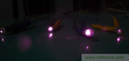 技術宅要逆天，DIY四點定位燈實現虛擬實境遊戲