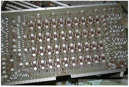 拆解也懷舊，讓人驚歎的古董級可編程科學計算器 from 1966