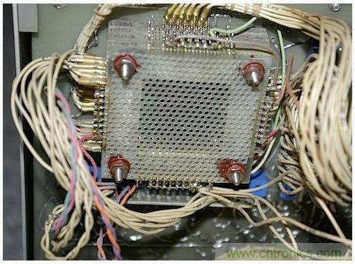 拆解也懷舊，讓人驚歎的古董級可編程科學計算器 from 1966