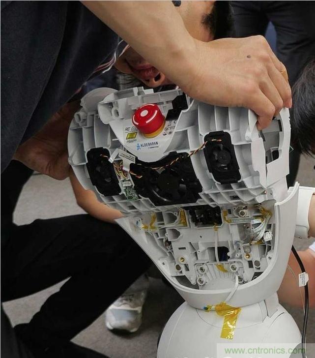 拆解筆記本不過癮，那就來拆拆日本情感機器人吧！