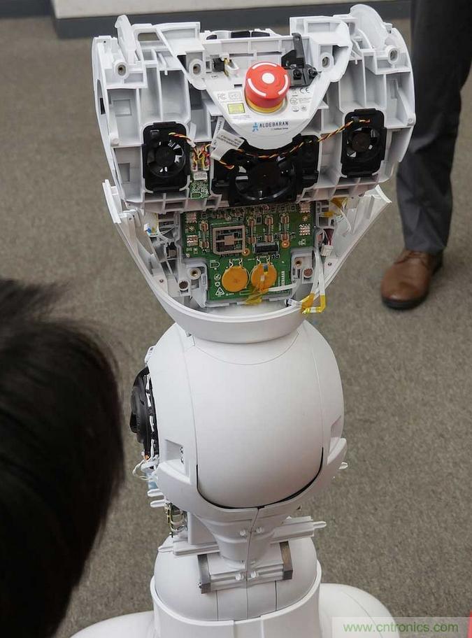 拆解筆記本不過癮，那就來拆拆日本情感機器人吧！