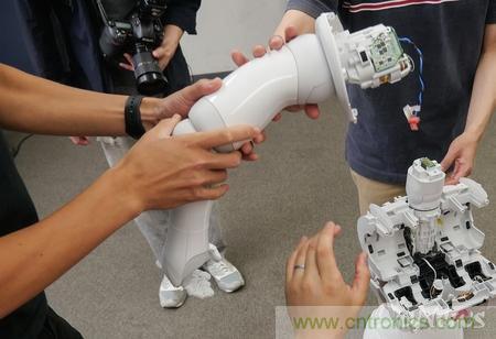 拆解筆記本不過癮，那就來拆拆日本情感機器人吧！