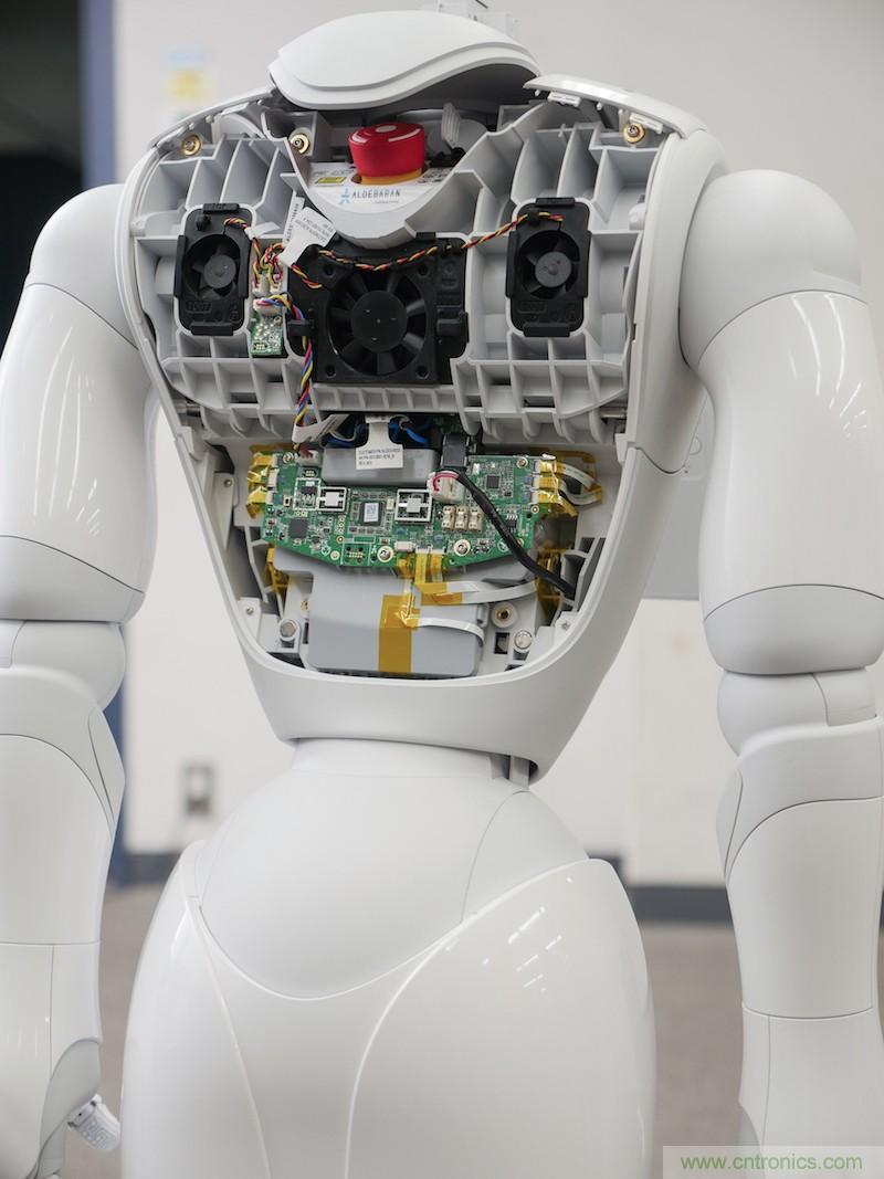 拆解筆記本不過癮，那就來拆拆日本情感機器人吧！