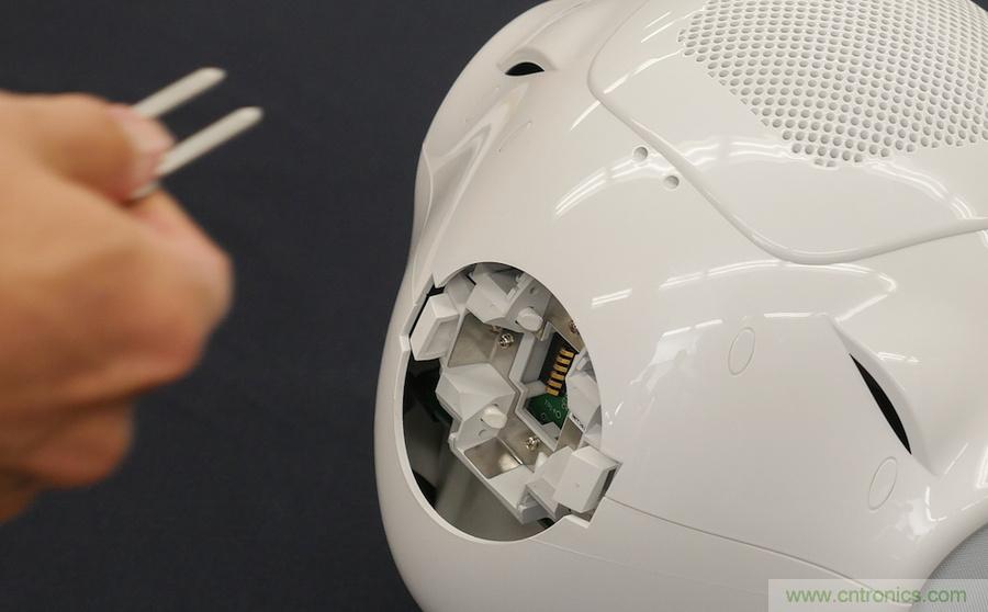 拆解筆記本不過癮，那就來拆拆日本情感機器人吧！