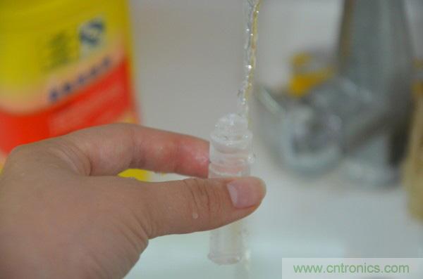 隻有奶瓶大小的閃電去漬小神器 &mdash;&mdash;海爾咕咚手持式洗衣機