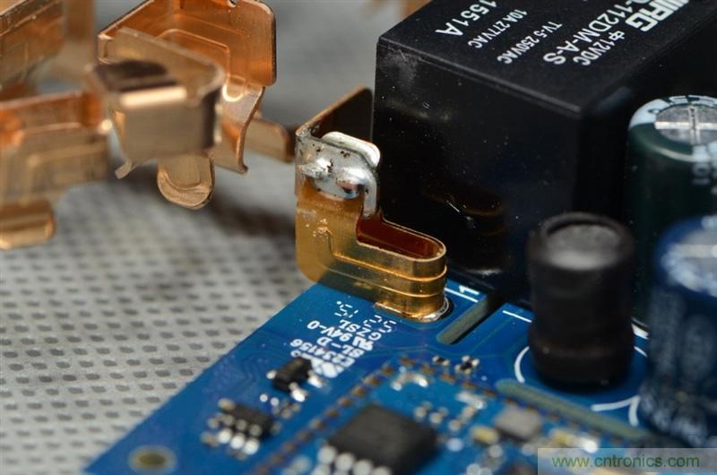 做工怒讚 神秘芯片！小米智能插線板拆解、評測