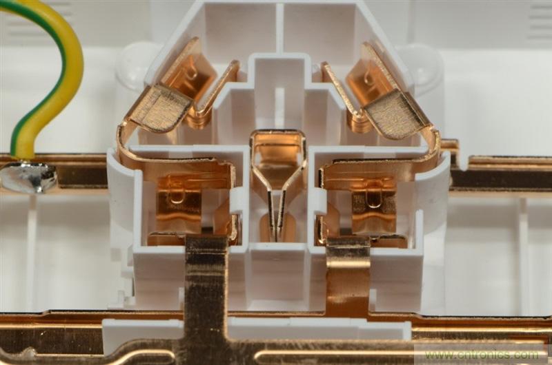 做工怒讚 神秘芯片！小米智能插線板拆解、評測