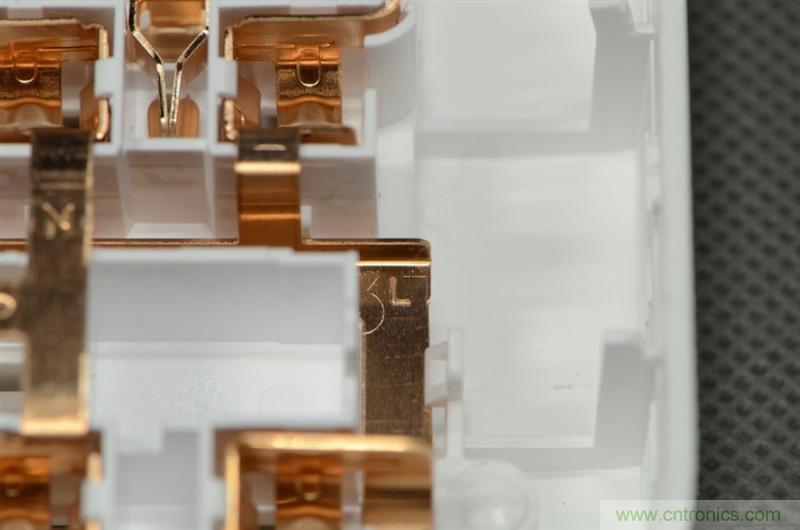 做工怒讚 神秘芯片！小米智能插線板拆解、評測