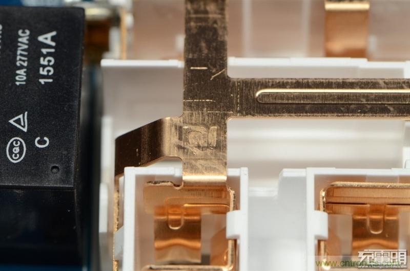 做工怒讚 神秘芯片！小米智能插線板拆解、評測