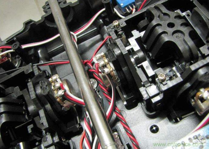 無人機 DIY 製作全過程，酷得不要不要的！