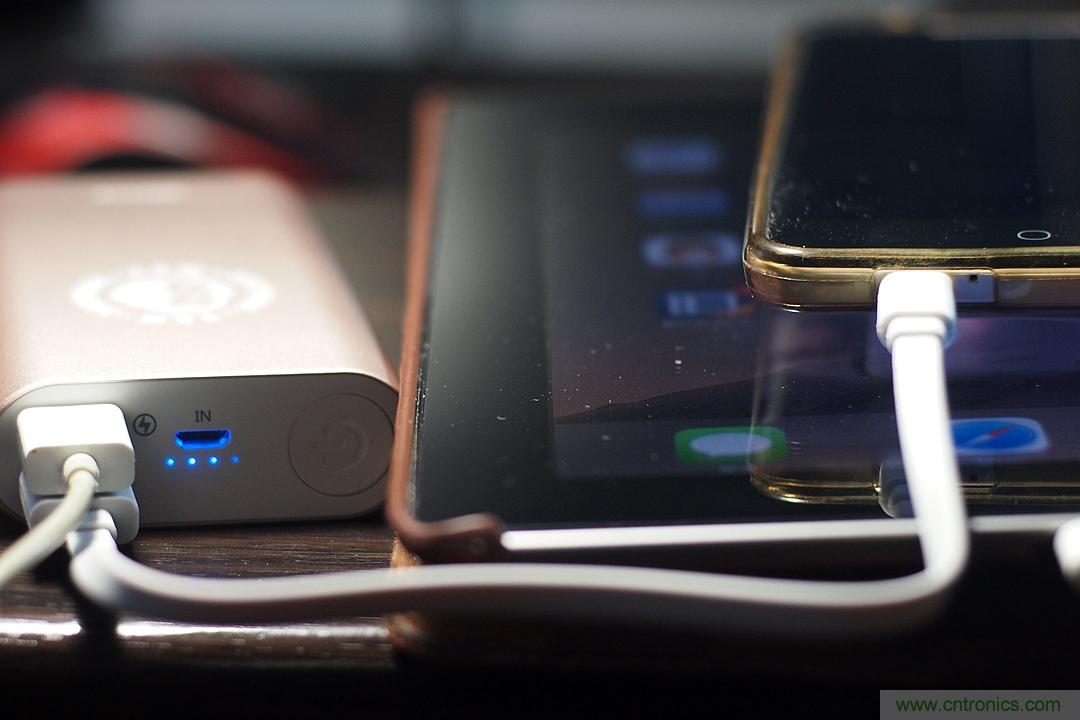 移動電源也玩雙引擎？快到你想象不到