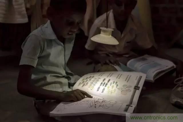 單靠重力就能工作的燈，將為15億人帶來光明