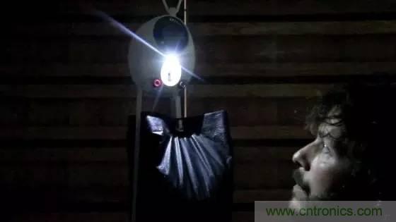 單靠重力就能工作的燈，將為15億人帶來光明