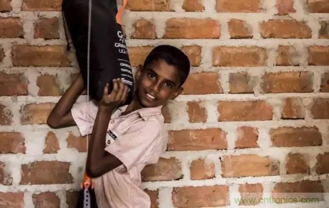 單靠重力就能工作的燈，將為15億人帶來光明