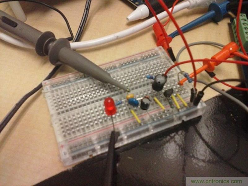 帶開關轉換器的8位MCU如何減少成本和電路板空間？