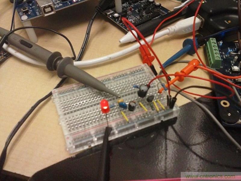 帶開關轉換器的8位MCU如何減少成本和電路板空間？