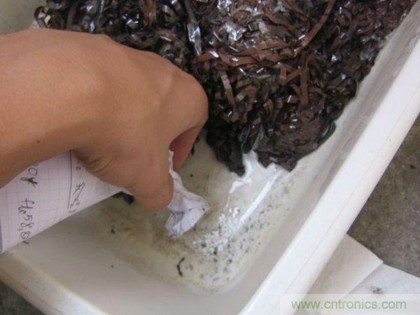 藝術源於生活，用生活中的物件也能製作磁流體