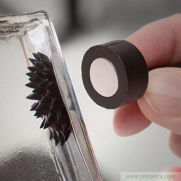 藝術源於生活，用生活中的物件也能製作磁流體