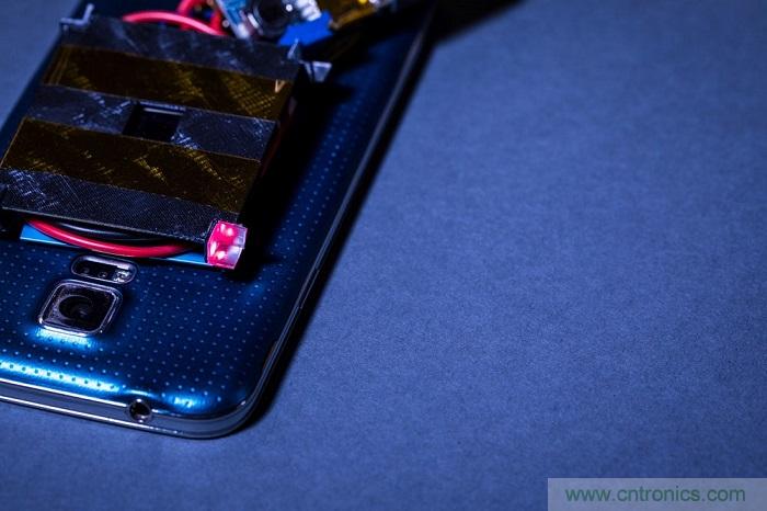 室內激光無線充電新技術亮相，可媲美傳統 USB 線纜