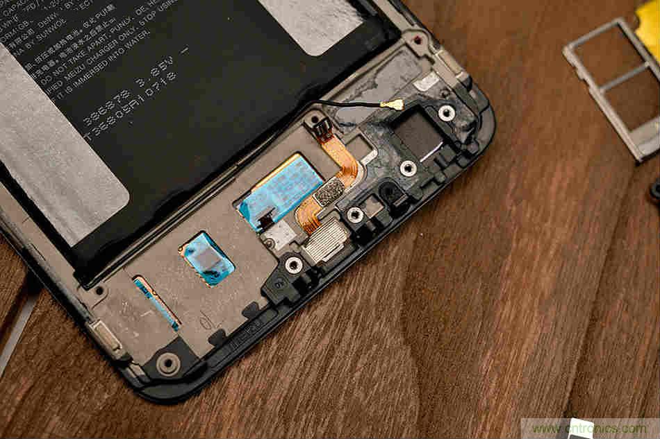 拆解魅族15 Plus：玩轉了新概念，但其工藝究竟如何？