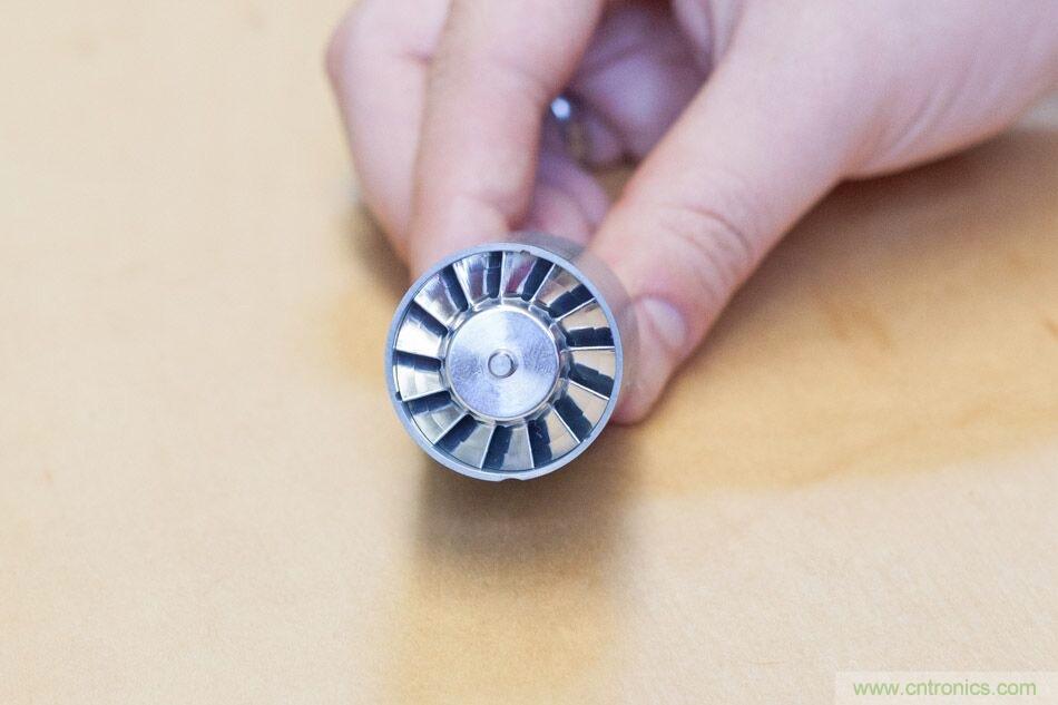 拆解戴森吹風機：近三千元的價格貴在哪？