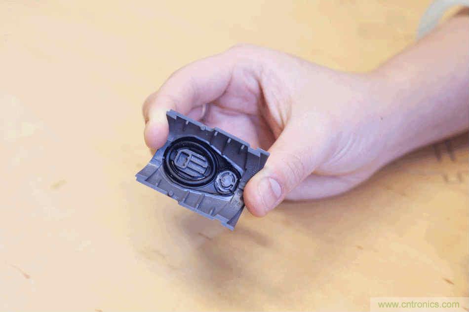 拆解戴森吹風機：近三千元的價格貴在哪？