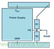 如何使用電源設計中的分壓器調節輸出電壓？